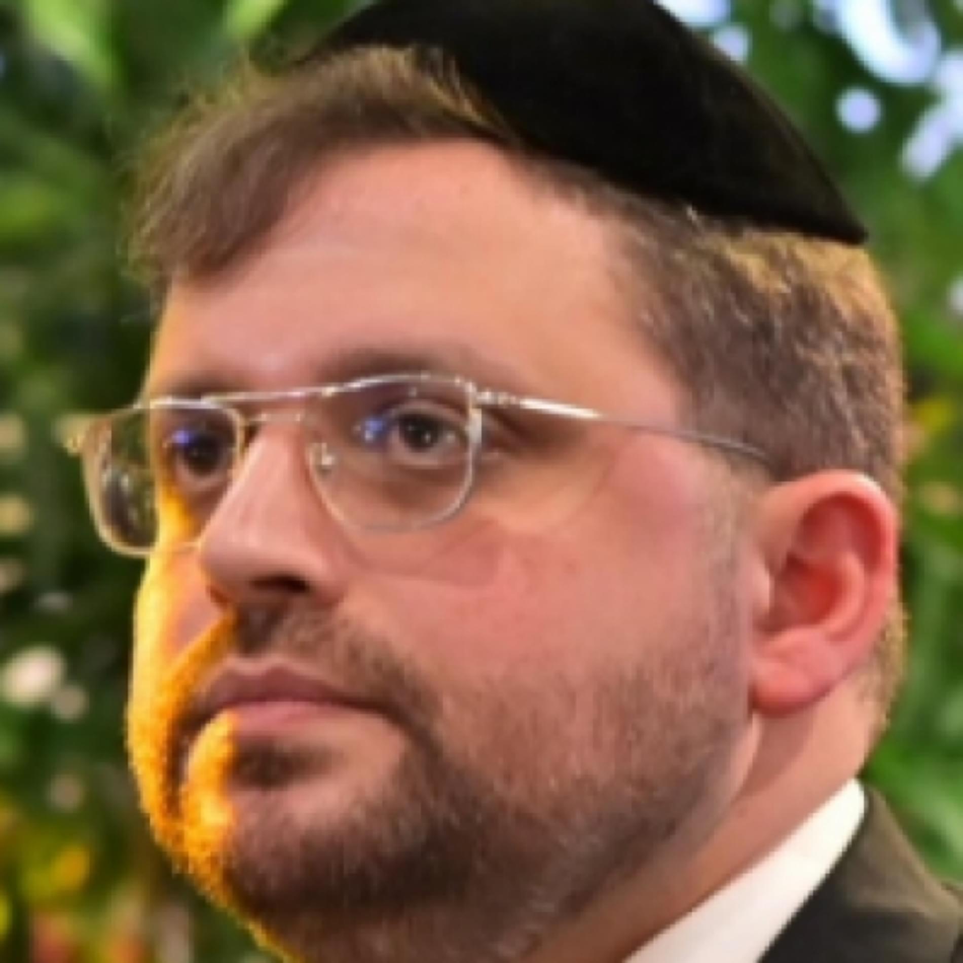 הרב ישי שבתאי עורך חופה וקידושין