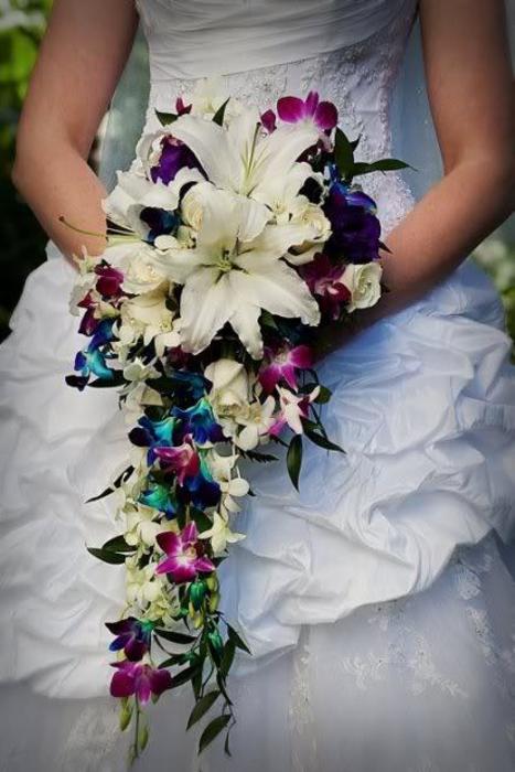 זר נשפך בצבעים מרהיבים. מקור התמונה: Magical Day Weddings