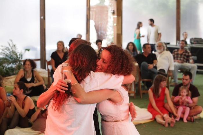 האורחים משתתפים בהכנות