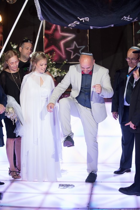 חופה בשעות הצהריים עם האנשים הכי קרובים