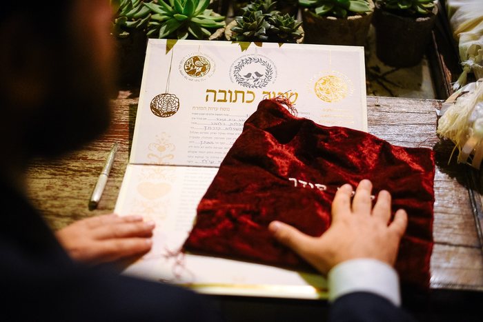האיסור אינו מוחלט ותלוי בעדה של החתן. 